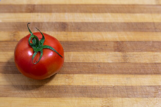 Rote Tomate auf einem Schneidebrett