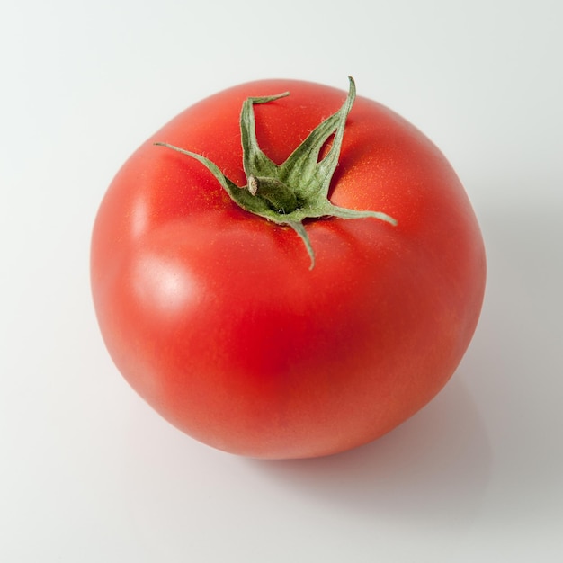 Rote Tomate auf weißem Hintergrund