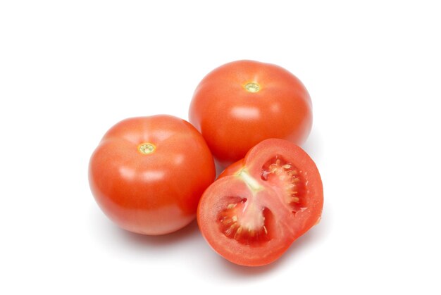 Rote Tomate auf weißem Hintergrund