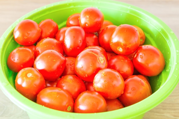 Rote Tomate in grüner Schüssel