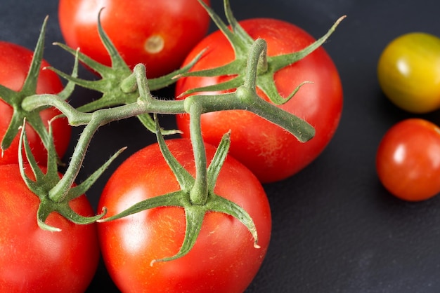 Rote Tomaten auf dunklem Hintergrund.