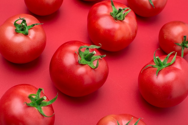 Rote Tomaten auf farbigem Hintergrund