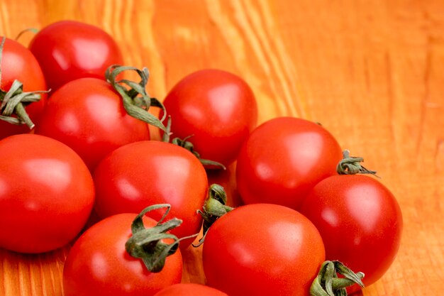 Rote Tomaten auf Holzuntergrund