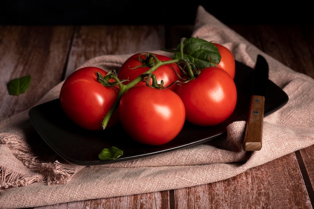 Rote Tomaten liegen auf dem Tisch in der Küche