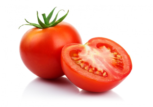 Rote Tomaten mit isoliertem Schnitt auf Weiß