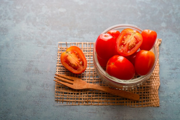 Rote Tomaten sind reich an Vitaminen.