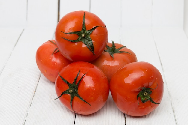 Rote Tomatenfrüchte getrennt auf Weiß