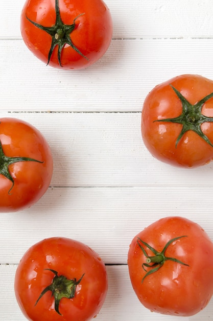Rote Tomatenfrüchte getrennt auf Weiß