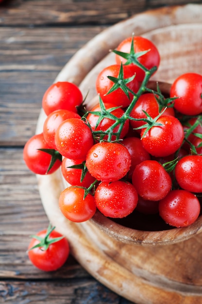 Rote Tomatenkirsche auf dem Holztisch