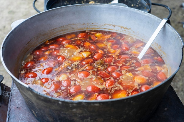 Rote Tomatensuppe im Kessel zum Verkauf auf dem Straßenmarkt Ukraine Nahaufnahme