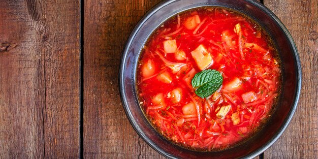 rote Tomatensuppe und Gemüse und Fleisch, Borschtsch