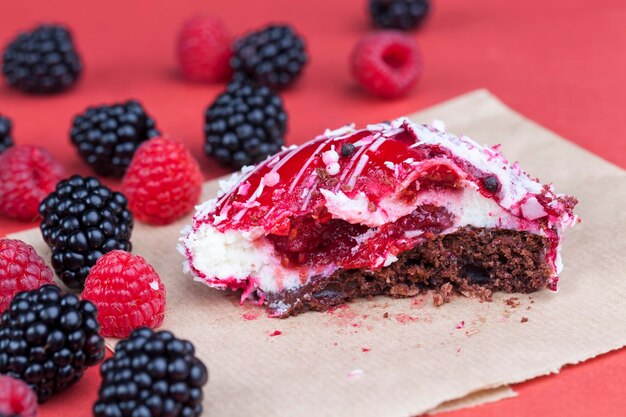 Rote Torte mit cremeweißer Füllung, rote Marmelade mit Himbeeren und Brombeeren