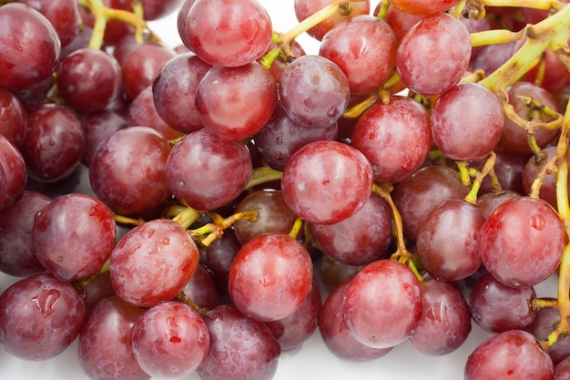 Rote Trauben auf einem weißen Hintergrund