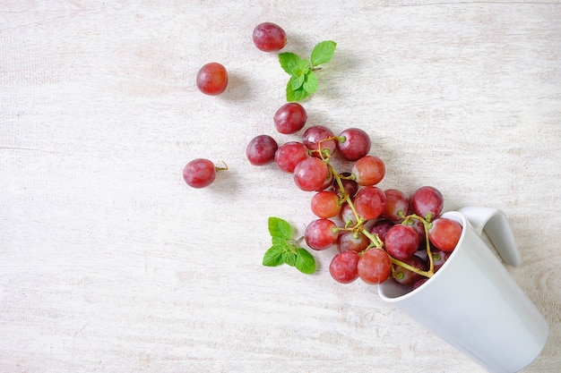 Rote Trauben auf einem weißen Hintergrund