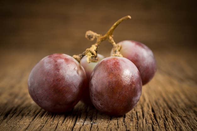 Rote Trauben auf Holztisch