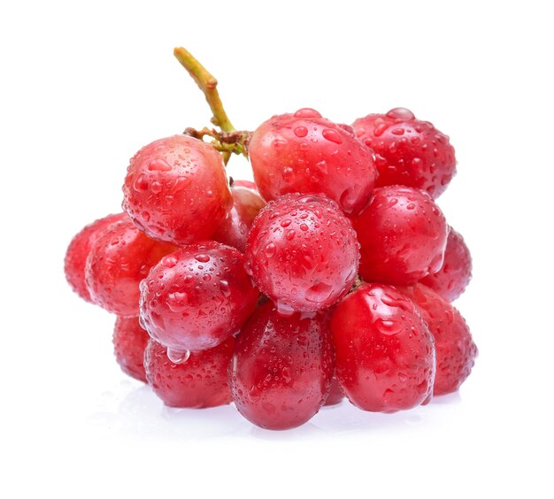 Rote Trauben mit Wassertropfen lokalisiert auf weißem Hintergrund.