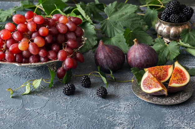 rote Trauben und Feigen in Silberteller im Schnitt und Brombeeren in Silberschale