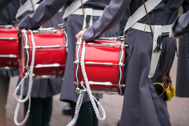 Rote Trommeln und Soldaten