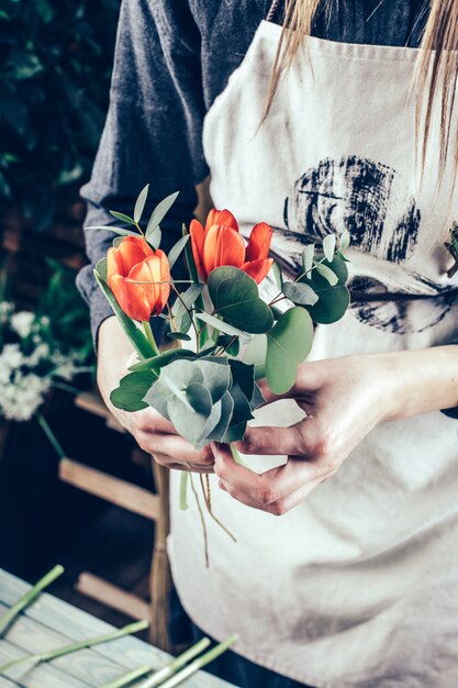 Rote Tulpe im Brautblumenblumenstrauß