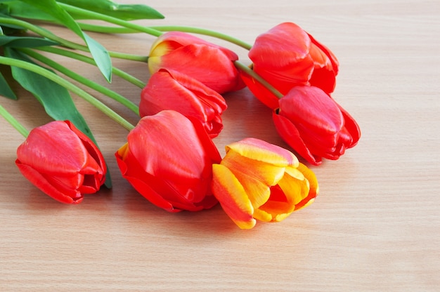 Rote Tulpen auf Holz