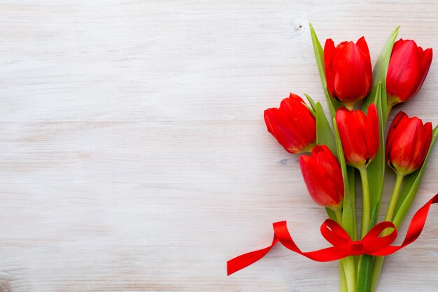 Rote Tulpen, Frühlingsblumen und Osterdekoration