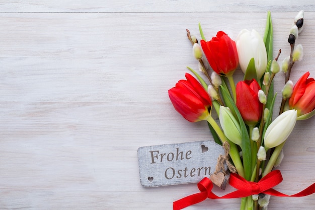 Rote Tulpen, Frühlingsblumen und Osterdekoration.