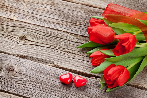 Rote Tulpen und Süßigkeitenherzen zum Valentinstag