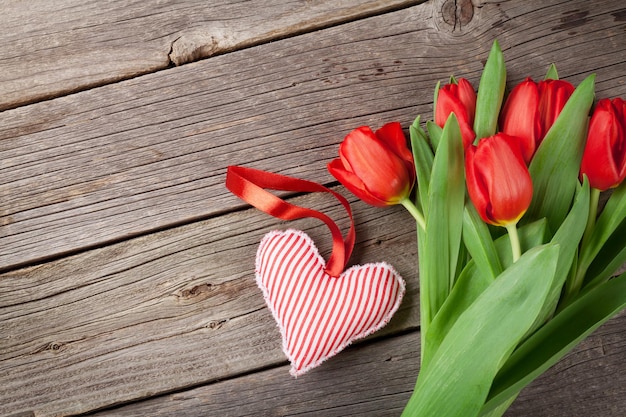 Rote Tulpen und Valentinstagherz