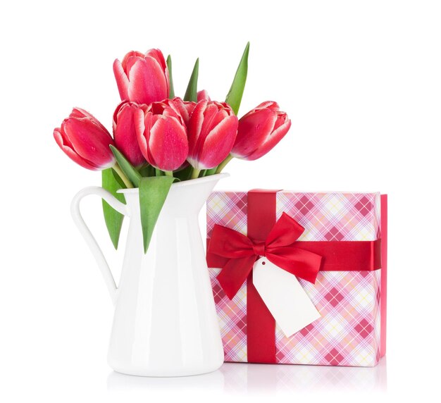 Rote Tulpenblumen und Geschenkbox