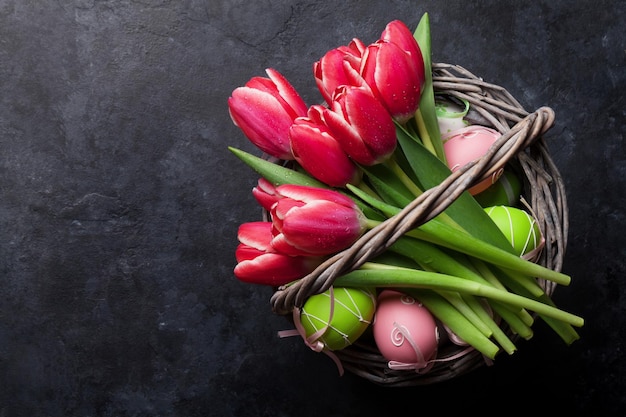 Rote Tulpenblumen und Ostereier