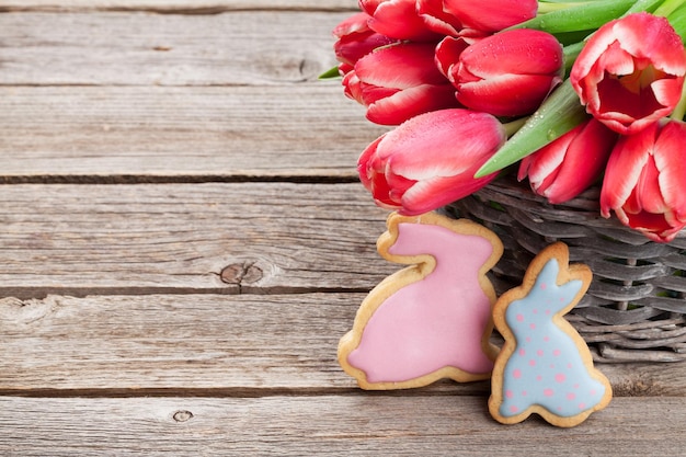 Rote Tulpenblumen und Osterplätzchen