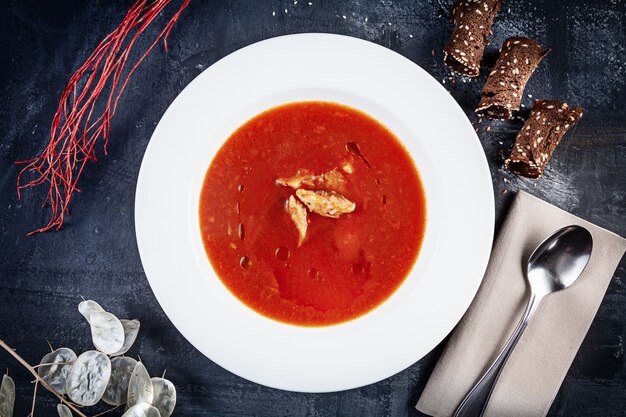 Rote Ukha oder traditionelle russische Suppe mit Meeresfrüchten. Suppe mit Lachs, Kartoffel und Karotte in weißer Schüssel serviert. Gesundes Essen zum Mittagessen. Diät halten.