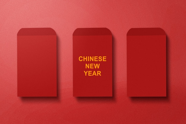 Rote Umschläge (Angpao) mit chinesischem Neujahrstext mit einer farbigen Wand. Frohes chinesisches Neujahr