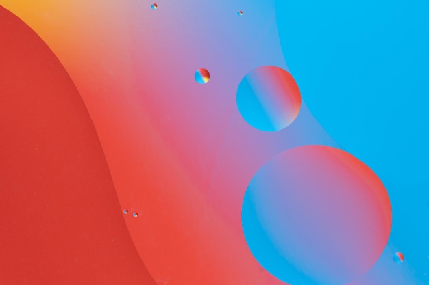 Rote und blaue Abstraktion mit runden Mustern und glatten Linien