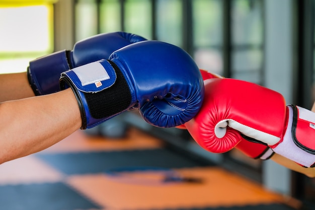 Rote und blaue Boxhandschuhe in Gym Fitness