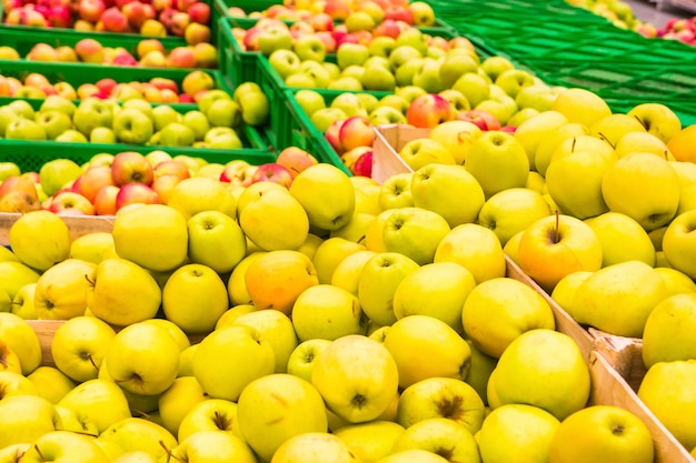 Rote und gelbe frische Äpfel in Holzkisten auf dem Bauernmarkt