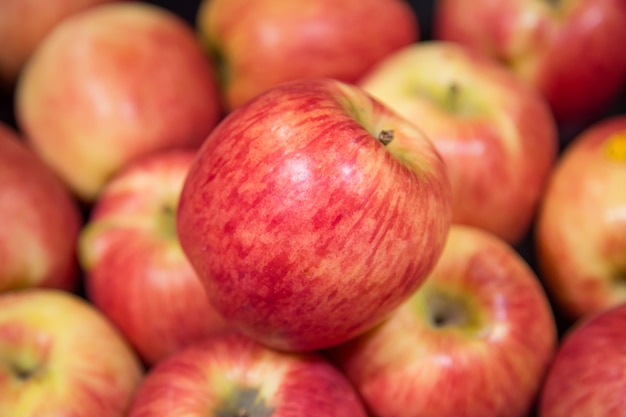 Rote und gelbe frische Äpfel.