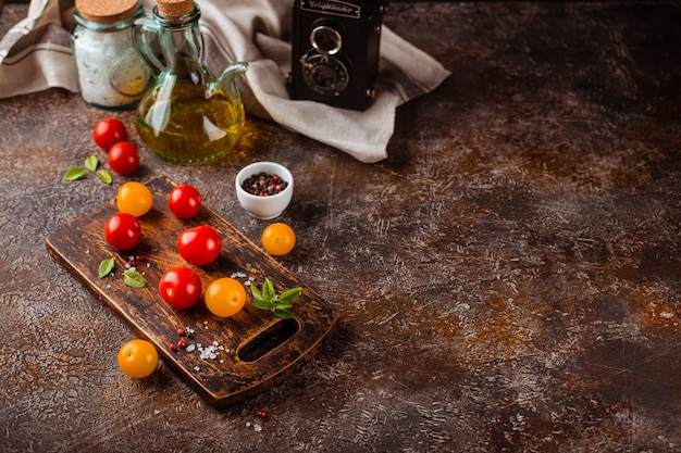 Rote und gelbe frische Tomaten, Basilikum und Olivenöl