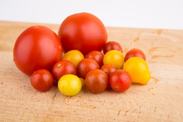 Rote und gelbe Kirschtomaten auf einem Holzbrett