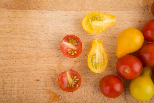 Rote und gelbe Kirschtomaten auf einem Holzbrett