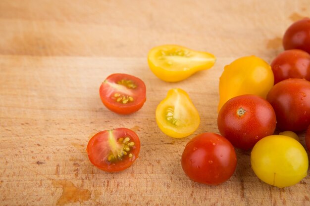 Rote und gelbe Kirschtomaten auf einem Holzbrett