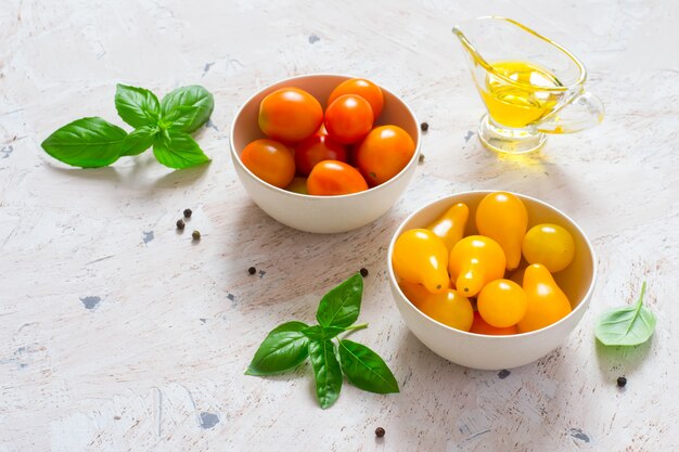 Rote und gelbe Kirschtomaten in einer Schüssel