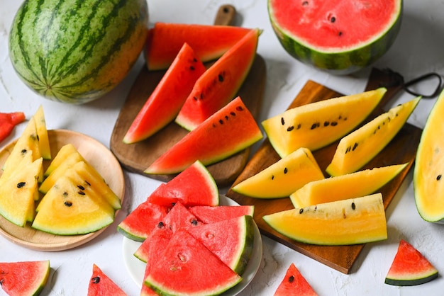 Rote und gelbe Wassermelonenscheibe auf Holzschneidebrett und Platte Nahaufnahme süße Wassermelonenscheiben Stücke frische Wassermelone tropische Sommerfrucht