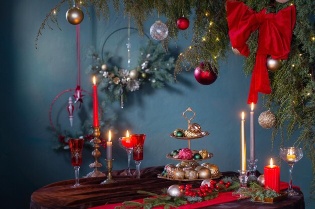 Rote und goldene Weihnachtsdekoration auf dem Tisch auf dunklem Hintergrund