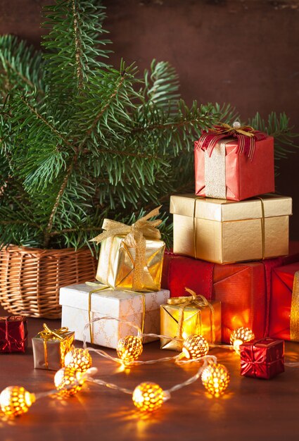 Rote und goldene Weihnachtsgeschenkbox und -dekoration