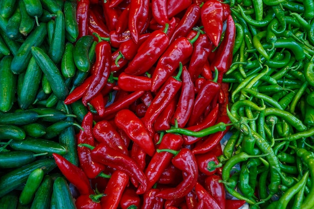 rote und grüne Chilischoten Paprika Nahaufnahme Draufsicht