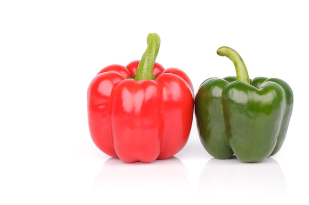 Rote und grüne Gemüsepaprika lokalisiert auf einem weißen Hintergrund