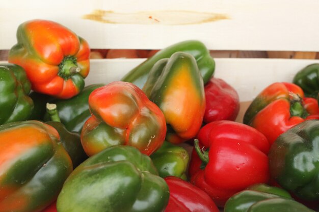 Rote und grüne Paprika auf dem Markt