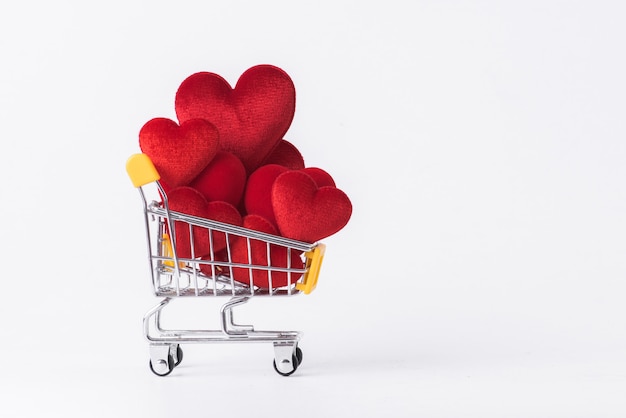 Rote und rosa Herzform auf Einkaufswagen für Liebeshochzeit und Valentinstag.