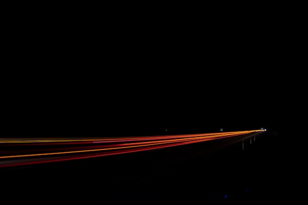 Rote und weiße Lichter von vorbeifahrenden Autos. Nachtautobahn.